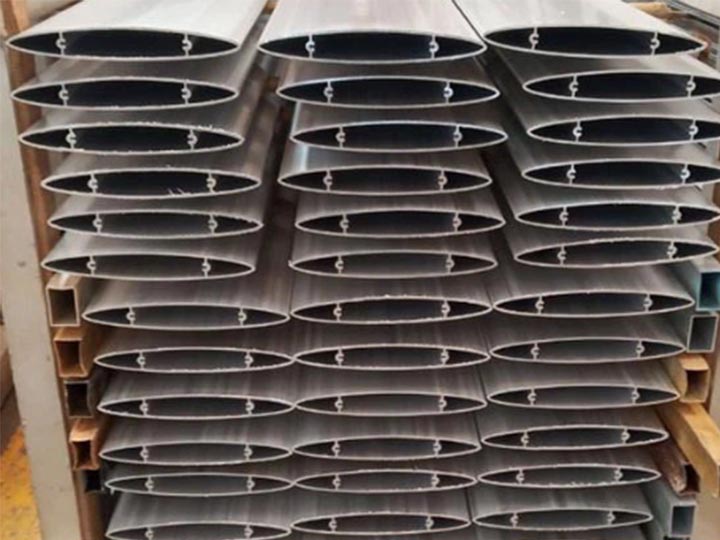 Aluminum extrusions blade window